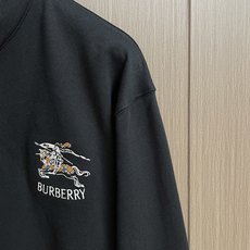 Burberry 战马刺绣半拉链翻领卫衣,采用 430 克纯棉双纱鱼鳞毛圈面料,面部无尘烧毛工艺 底部吸毛 环保活性染, Burberry 战马刺绣半拉链翻领卫衣,采用 430 克纯棉双纱鱼鳞毛圈面料,面部无尘烧毛工艺 底部吸毛 环保活性染,