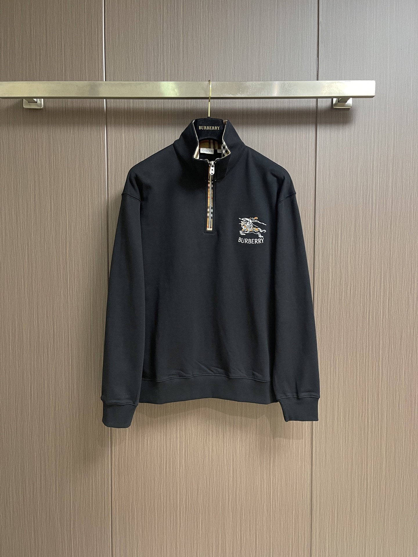 Burberry 战马刺绣半拉链翻领卫衣，采用 430 克纯棉双纱鱼鳞毛圈面料，面部无尘烧毛工艺 底部吸毛 环保活性染，