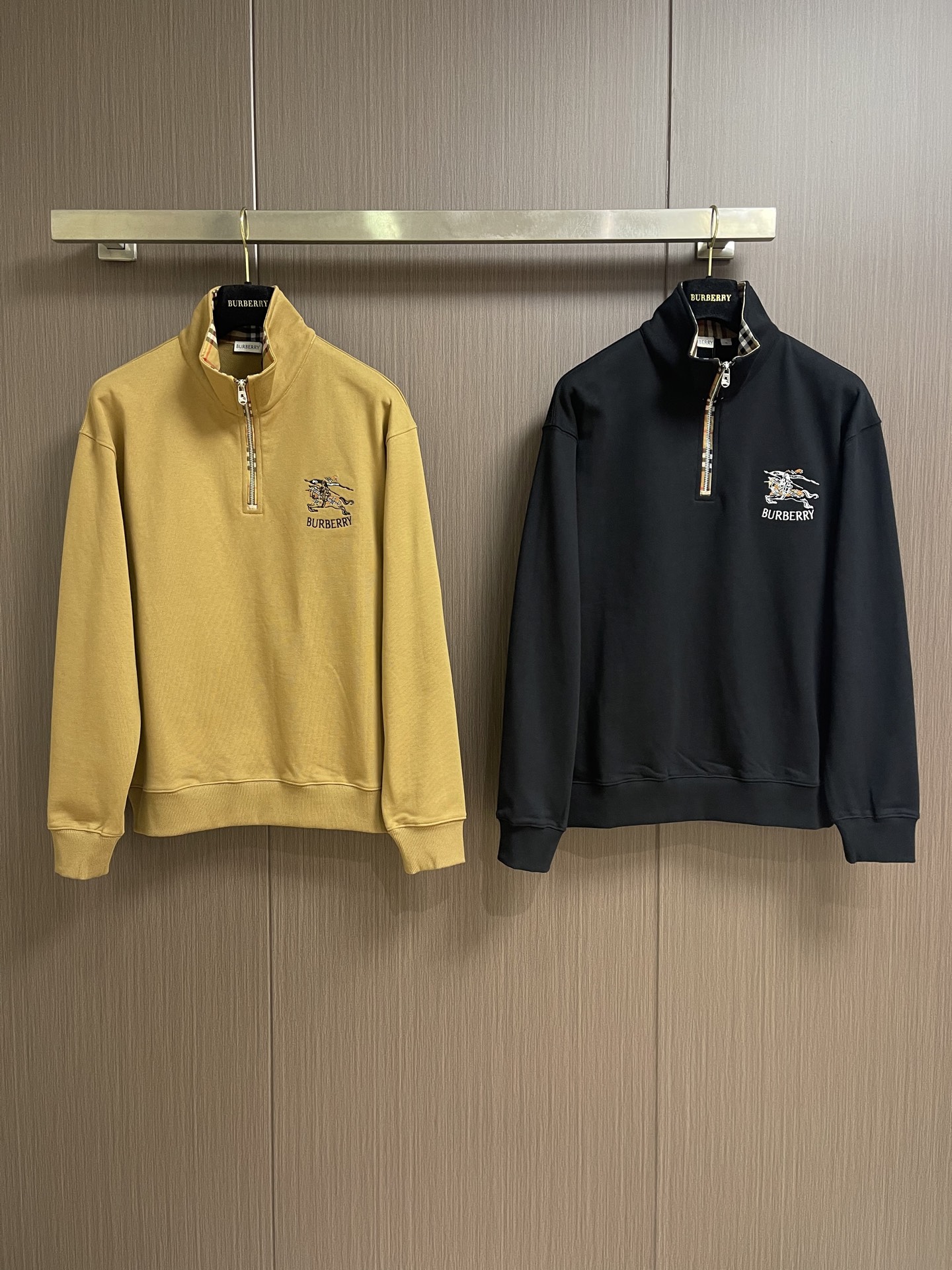 Burberry 战马刺绣半拉链翻领卫衣,采用 430 克纯棉双纱鱼鳞毛圈面料,面部无尘烧毛工艺 底部吸毛 环保活性染, Burberry 战马刺绣半拉链翻领卫衣,采用 430 克纯棉双纱鱼鳞毛圈面料,面部无尘烧毛工艺 底部吸毛 环保活性染,