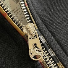 Burberry 战马刺绣半拉链翻领卫衣,采用 430 克纯棉双纱鱼鳞毛圈面料,面部无尘烧毛工艺 底部吸毛 环保活性染, Burberry 战马刺绣半拉链翻领卫衣,采用 430 克纯棉双纱鱼鳞毛圈面料,面部无尘烧毛工艺 底部吸毛 环保活性染,