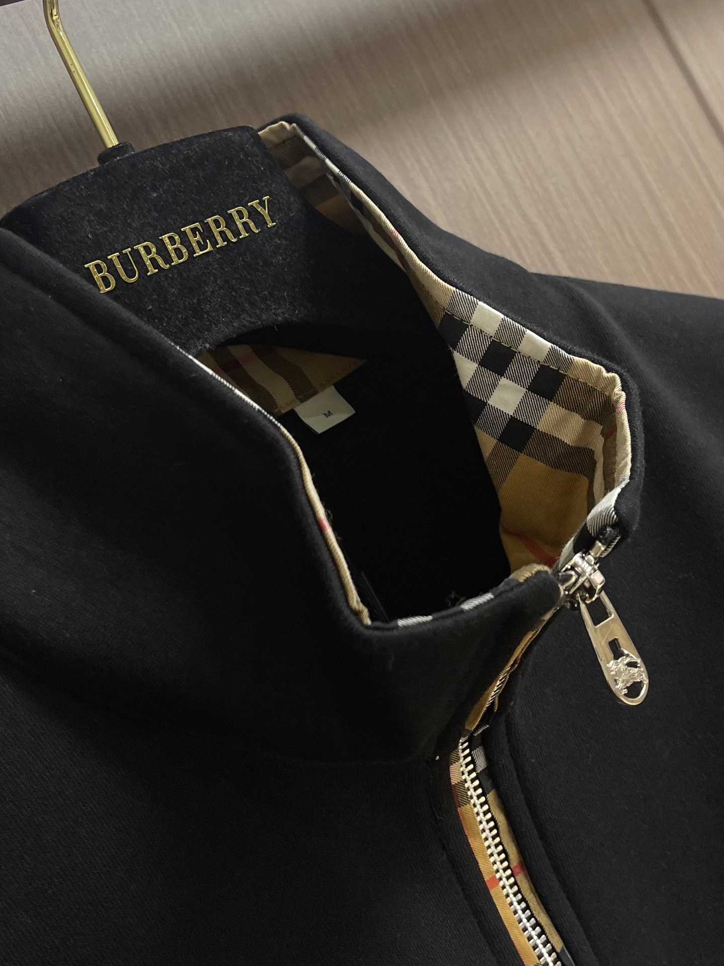 Burberry 战马刺绣半拉链翻领卫衣,采用 430 克纯棉双纱鱼鳞毛圈面料,面部无尘烧毛工艺 底部吸毛 环保活性染, Burberry 战马刺绣半拉链翻领卫衣,采用 430 克纯棉双纱鱼鳞毛圈面料,面部无尘烧毛工艺 底部吸毛 环保活性染,