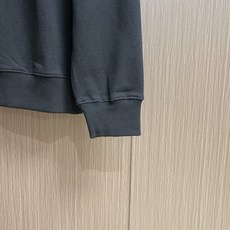 Burberry 战马刺绣半拉链翻领卫衣,采用 430 克纯棉双纱鱼鳞毛圈面料,面部无尘烧毛工艺 底部吸毛 环保活性染, Burberry 战马刺绣半拉链翻领卫衣,采用 430 克纯棉双纱鱼鳞毛圈面料,面部无尘烧毛工艺 底部吸毛 环保活性染,