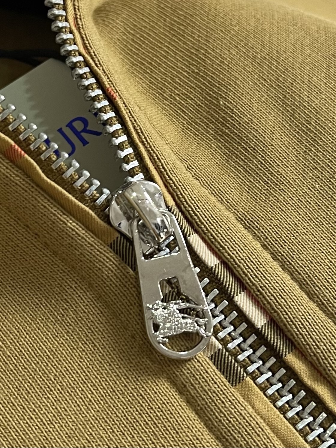 Burberry 战马刺绣半拉链翻领卫衣,采用 430 克纯棉双纱鱼鳞毛圈面料,面部无尘烧毛工艺 底部吸毛 环保活性染, Burberry 战马刺绣半拉链翻领卫衣,采用 430 克纯棉双纱鱼鳞毛圈面料,面部无尘烧毛工艺 底部吸毛 环保活性染,