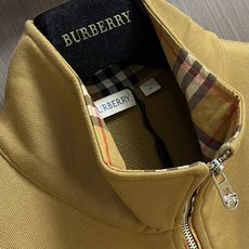 Burberry 战马刺绣半拉链翻领卫衣,采用 430 克纯棉双纱鱼鳞毛圈面料,面部无尘烧毛工艺 底部吸毛 环保活性染, Burberry 战马刺绣半拉链翻领卫衣,采用 430 克纯棉双纱鱼鳞毛圈面料,面部无尘烧毛工艺 底部吸毛 环保活性染,