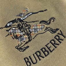 Burberry 战马刺绣半拉链翻领卫衣,采用 430 克纯棉双纱鱼鳞毛圈面料,面部无尘烧毛工艺 底部吸毛 环保活性染, Burberry 战马刺绣半拉链翻领卫衣,采用 430 克纯棉双纱鱼鳞毛圈面料,面部无尘烧毛工艺 底部吸毛 环保活性染,