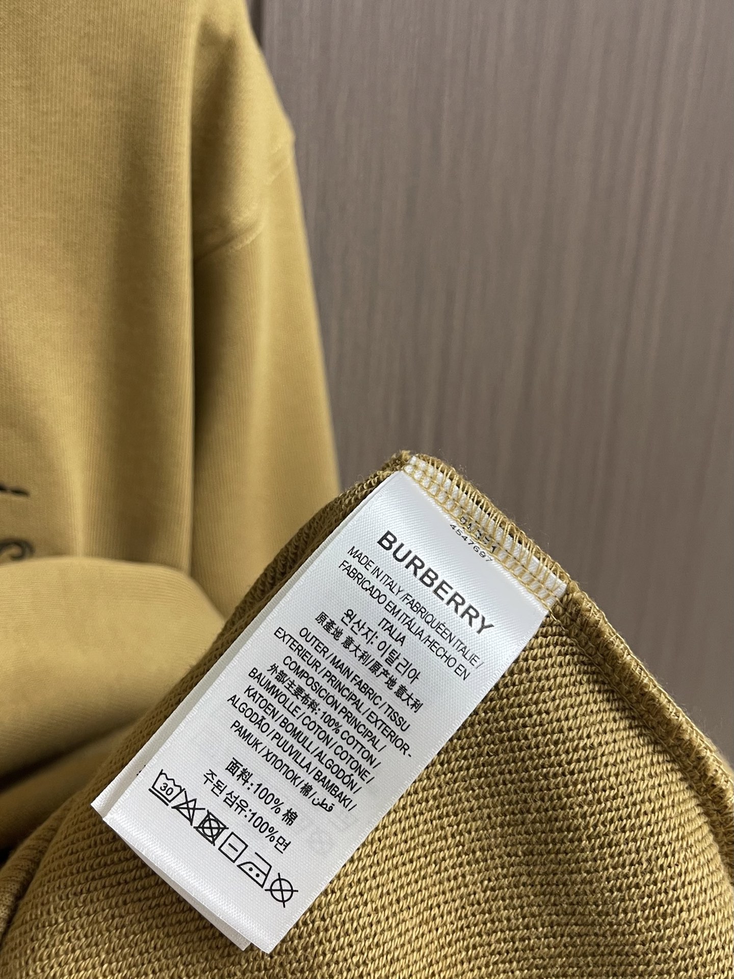 Burberry 战马刺绣半拉链翻领卫衣,采用 430 克纯棉双纱鱼鳞毛圈面料,面部无尘烧毛工艺 底部吸毛 环保活性染, Burberry 战马刺绣半拉链翻领卫衣,采用 430 克纯棉双纱鱼鳞毛圈面料,面部无尘烧毛工艺 底部吸毛 环保活性染,