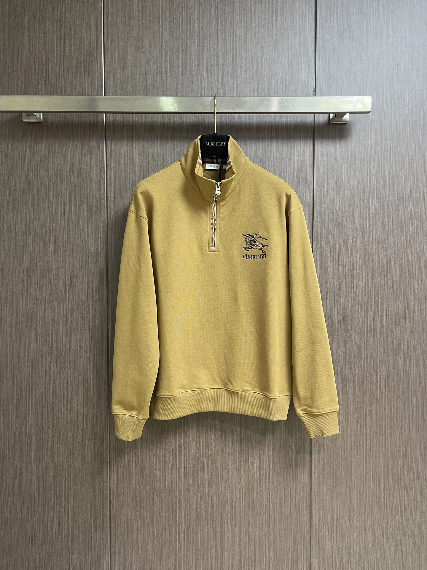 Burberry 战马刺绣半拉链翻领卫衣，采用 430 克纯棉双纱鱼鳞毛圈面料，面部无尘烧毛工艺 底部吸毛 环保活性染，