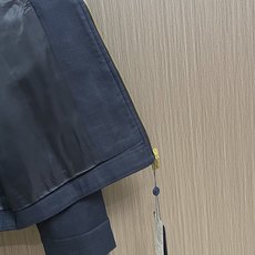 LV 棋盘皮革标识夹克外套,面料采用原版一致定染亚麻混纺竹节梭织面料,经面料酵洗与预缩定型工艺处理,布面呈现自然竹节肌理 LV 棋盘皮革标识夹克外套,面料采用原版一致定染亚麻混纺竹节梭织面料,经面料酵洗与预缩定型工艺处理,布面呈现自然竹节肌理