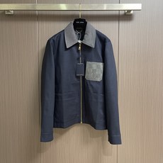 LV 棋盘皮革标识夹克外套,面料采用原版一致定染亚麻混纺竹节梭织面料,经面料酵洗与预缩定型工艺处理,布面呈现自然竹节肌理 LV 棋盘皮革标识夹克外套,面料采用原版一致定染亚麻混纺竹节梭织面料,经面料酵洗与预缩定型工艺处理,布面呈现自然竹节肌理