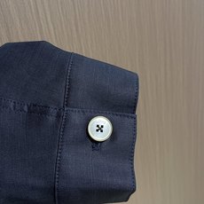 LV 棋盘皮革标识夹克外套,面料采用原版一致定染亚麻混纺竹节梭织面料,经面料酵洗与预缩定型工艺处理,布面呈现自然竹节肌理 LV 棋盘皮革标识夹克外套,面料采用原版一致定染亚麻混纺竹节梭织面料,经面料酵洗与预缩定型工艺处理,布面呈现自然竹节肌理