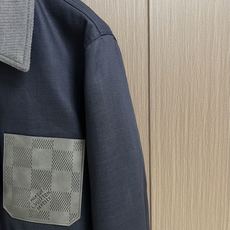 LV 棋盘皮革标识夹克外套,面料采用原版一致定染亚麻混纺竹节梭织面料,经面料酵洗与预缩定型工艺处理,布面呈现自然竹节肌理 LV 棋盘皮革标识夹克外套,面料采用原版一致定染亚麻混纺竹节梭织面料,经面料酵洗与预缩定型工艺处理,布面呈现自然竹节肌理