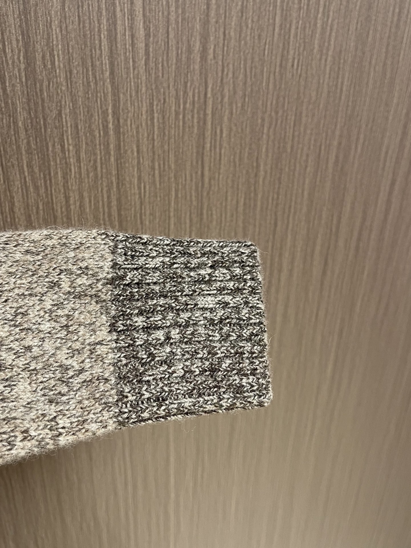 Loro Piana Loro Piana羊毛针织衫毛衣，本款杂花圆领针织毛衣甄选优质混纺羊毛纱线混色纺制而成，采用粗细