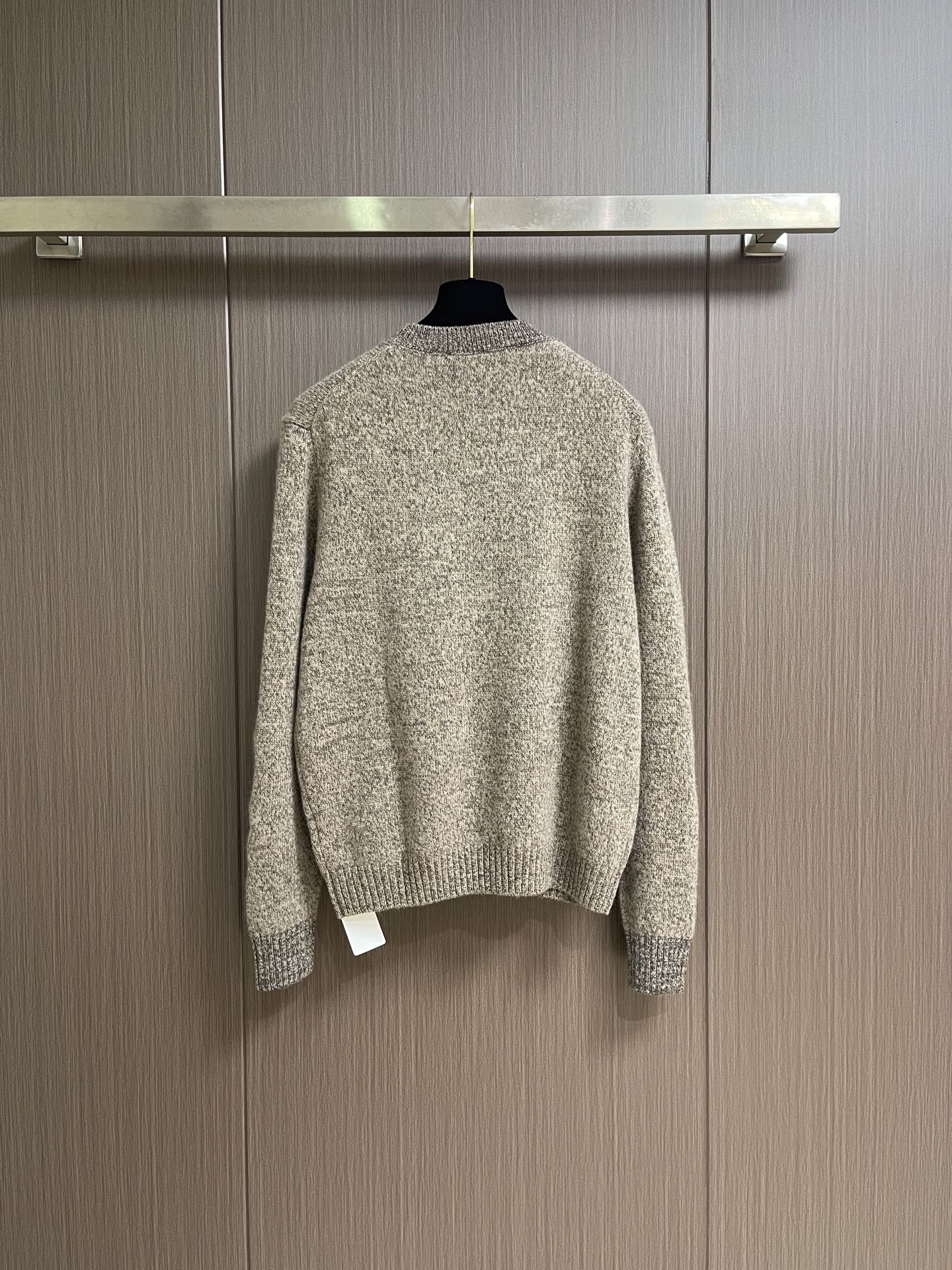 Loro Piana Loro Piana羊毛针织衫毛衣，本款杂花圆领针织毛衣甄选优质混纺羊毛纱线混色纺制而成，采用粗细