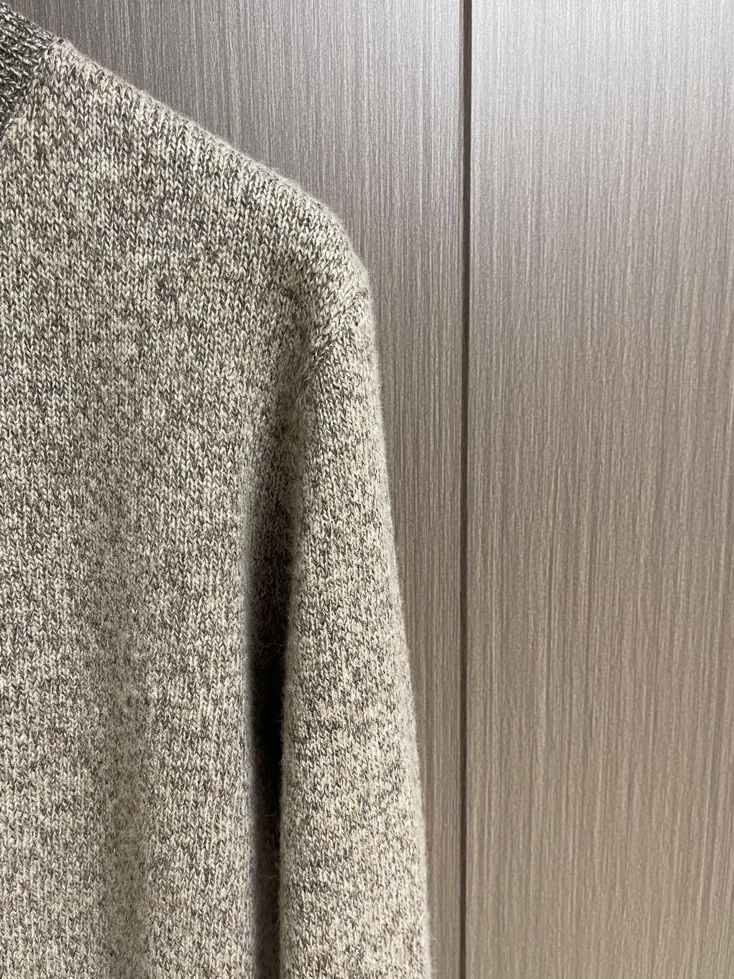 Loro Piana Loro Piana羊毛针织衫毛衣，本款杂花圆领针织毛衣甄选优质混纺羊毛纱线混色纺制而成，采用粗细