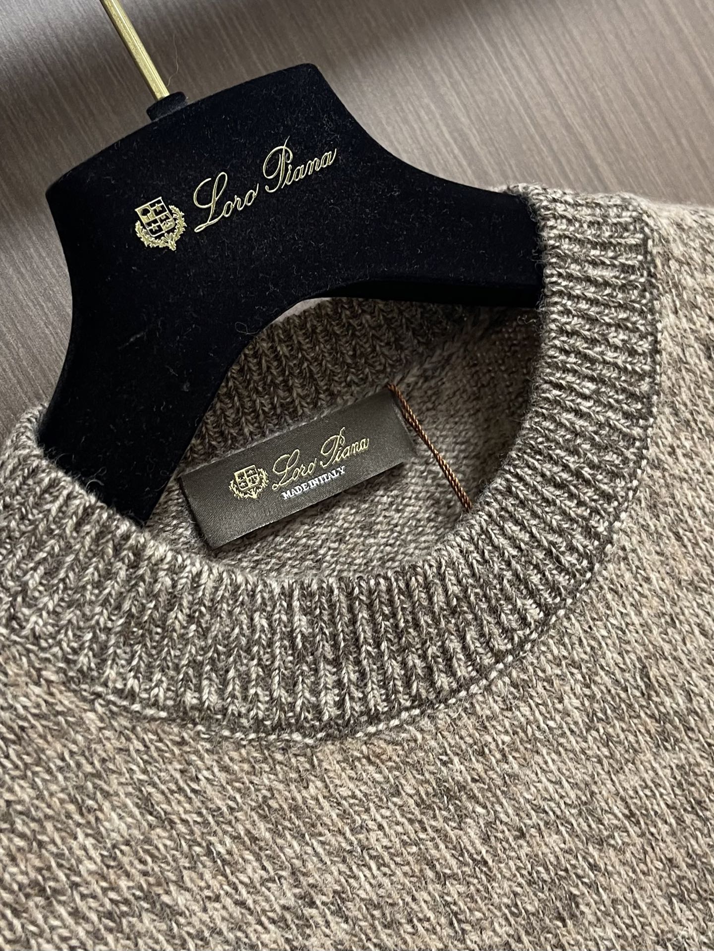 Loro Piana Loro Piana羊毛针织衫毛衣，本款杂花圆领针织毛衣甄选优质混纺羊毛纱线混色纺制而成，采用粗细