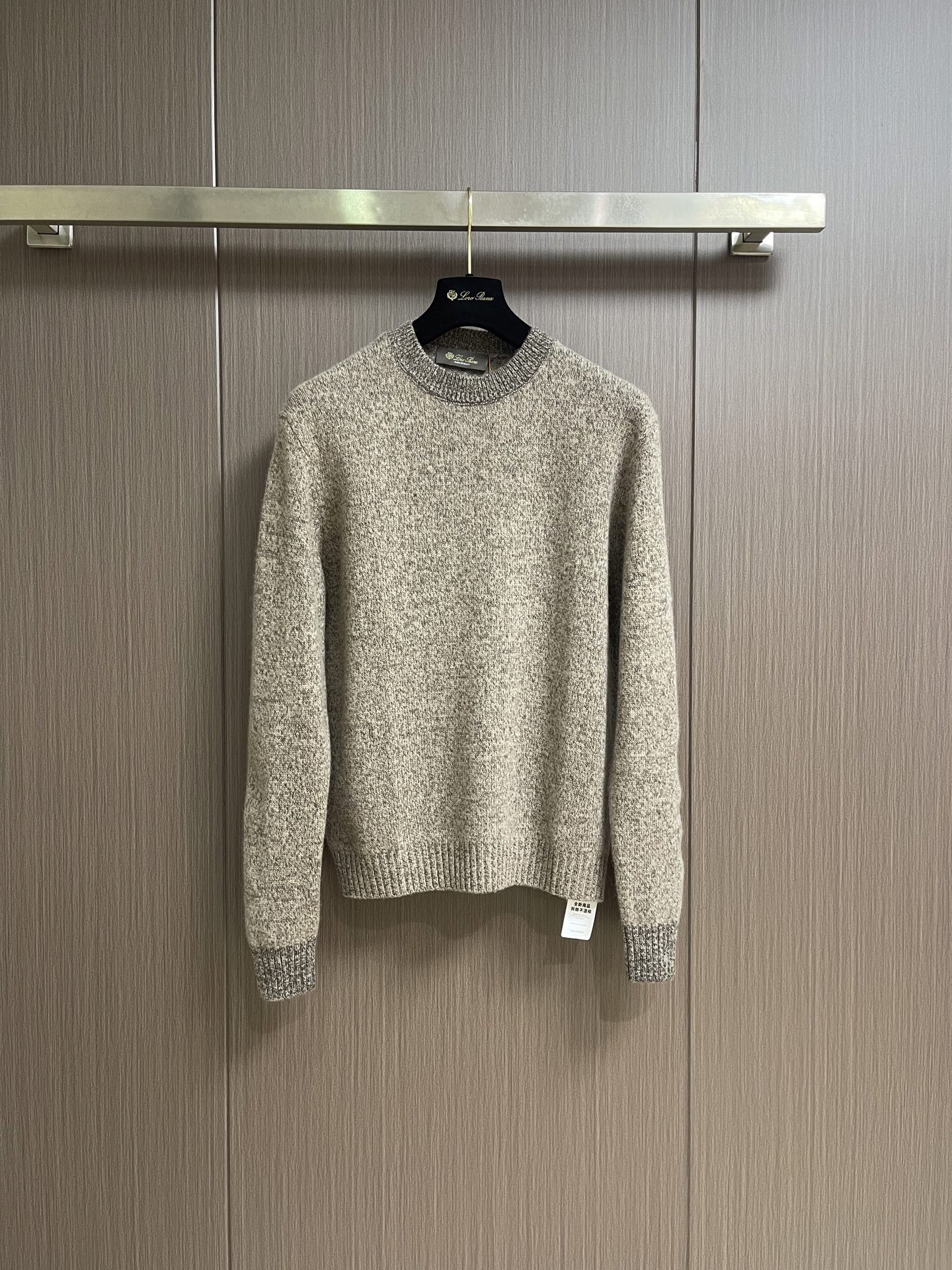 Loro Piana Loro Piana羊毛针织衫毛衣,本款杂花圆领针织毛衣甄选优质混纺羊毛纱线混色纺制而成,采用粗细 Loro Piana Loro Piana羊毛针织衫毛衣,本款杂花圆领针织毛衣甄选优质混纺羊毛纱线混色纺制而成,采用粗细
