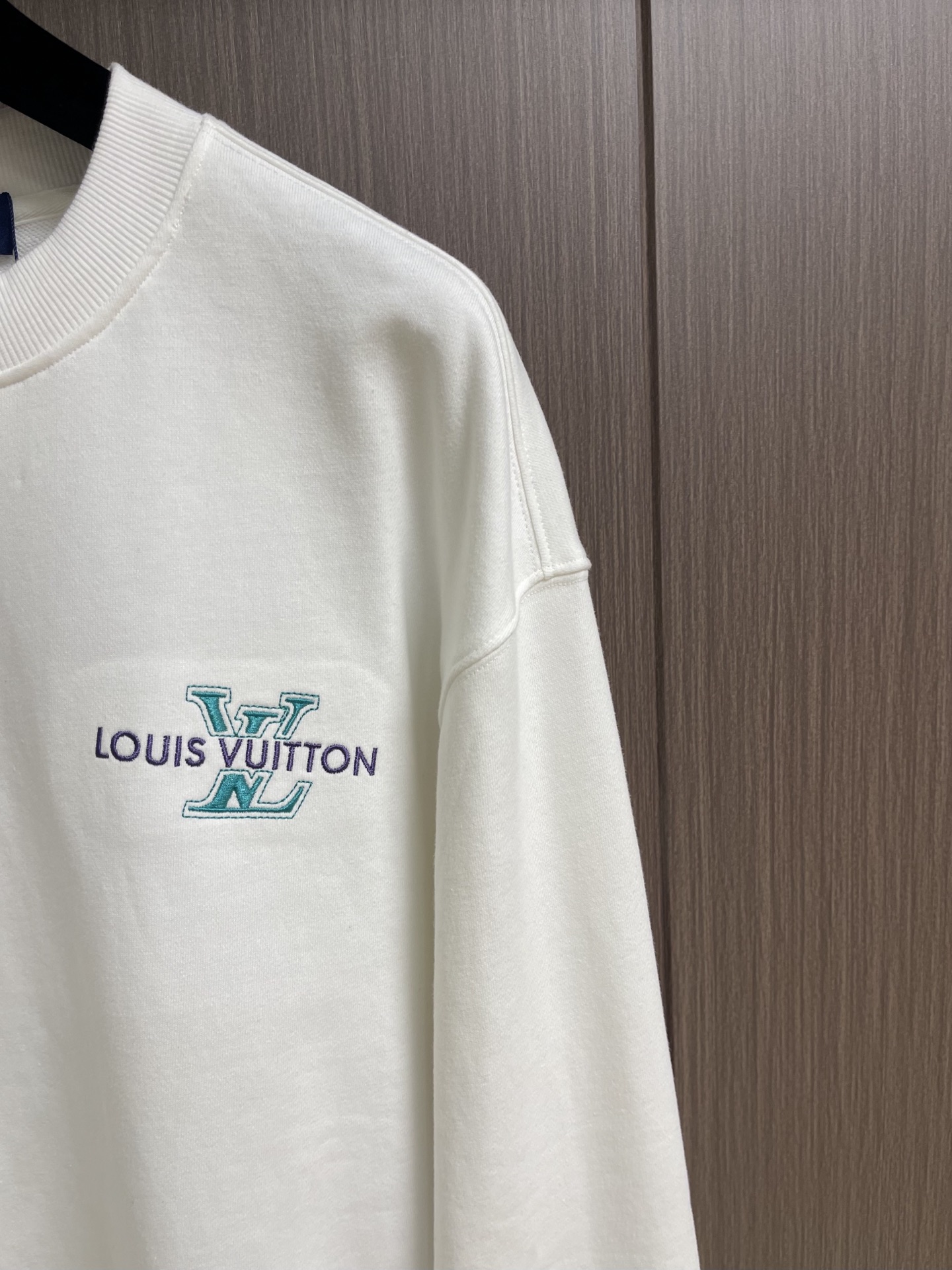 LV 刺绣长袖圆领卫衣,采用定制YB原生全棉面料,质地柔软透气,穿着舒适有型。oversized宽松版型结合圆领套头卫衣 LV 刺绣长袖圆领卫衣,采用定制YB原生全棉面料,质地柔软透气,穿着舒适有型。oversized宽松版型结合圆领套头卫衣
