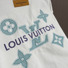 LV 刺绣长袖圆领卫衣,采用定制YB原生全棉面料,质地柔软透气,穿着舒适有型。oversized宽松版型结合圆领套头卫衣 LV 刺绣长袖圆领卫衣,采用定制YB原生全棉面料,质地柔软透气,穿着舒适有型。oversized宽松版型结合圆领套头卫衣