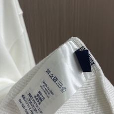 LV 刺绣长袖圆领卫衣,采用定制YB原生全棉面料,质地柔软透气,穿着舒适有型。oversized宽松版型结合圆领套头卫衣 LV 刺绣长袖圆领卫衣,采用定制YB原生全棉面料,质地柔软透气,穿着舒适有型。oversized宽松版型结合圆领套头卫衣