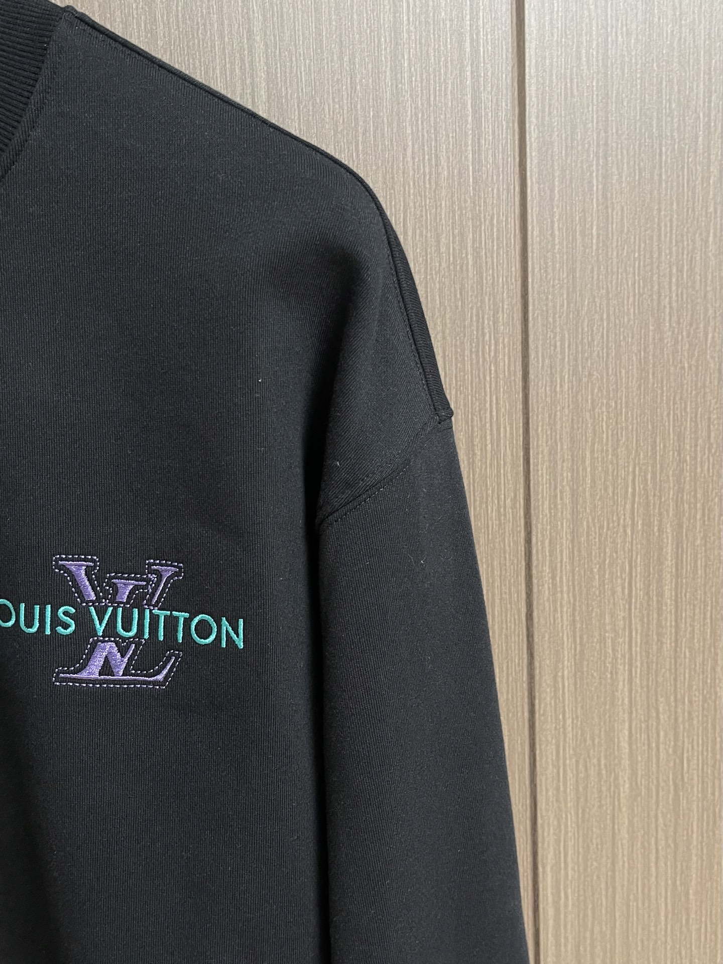 LV 刺绣长袖圆领卫衣,采用定制YB原生全棉面料,质地柔软透气,穿着舒适有型。oversized宽松版型结合圆领套头卫衣 LV 刺绣长袖圆领卫衣,采用定制YB原生全棉面料,质地柔软透气,穿着舒适有型。oversized宽松版型结合圆领套头卫衣
