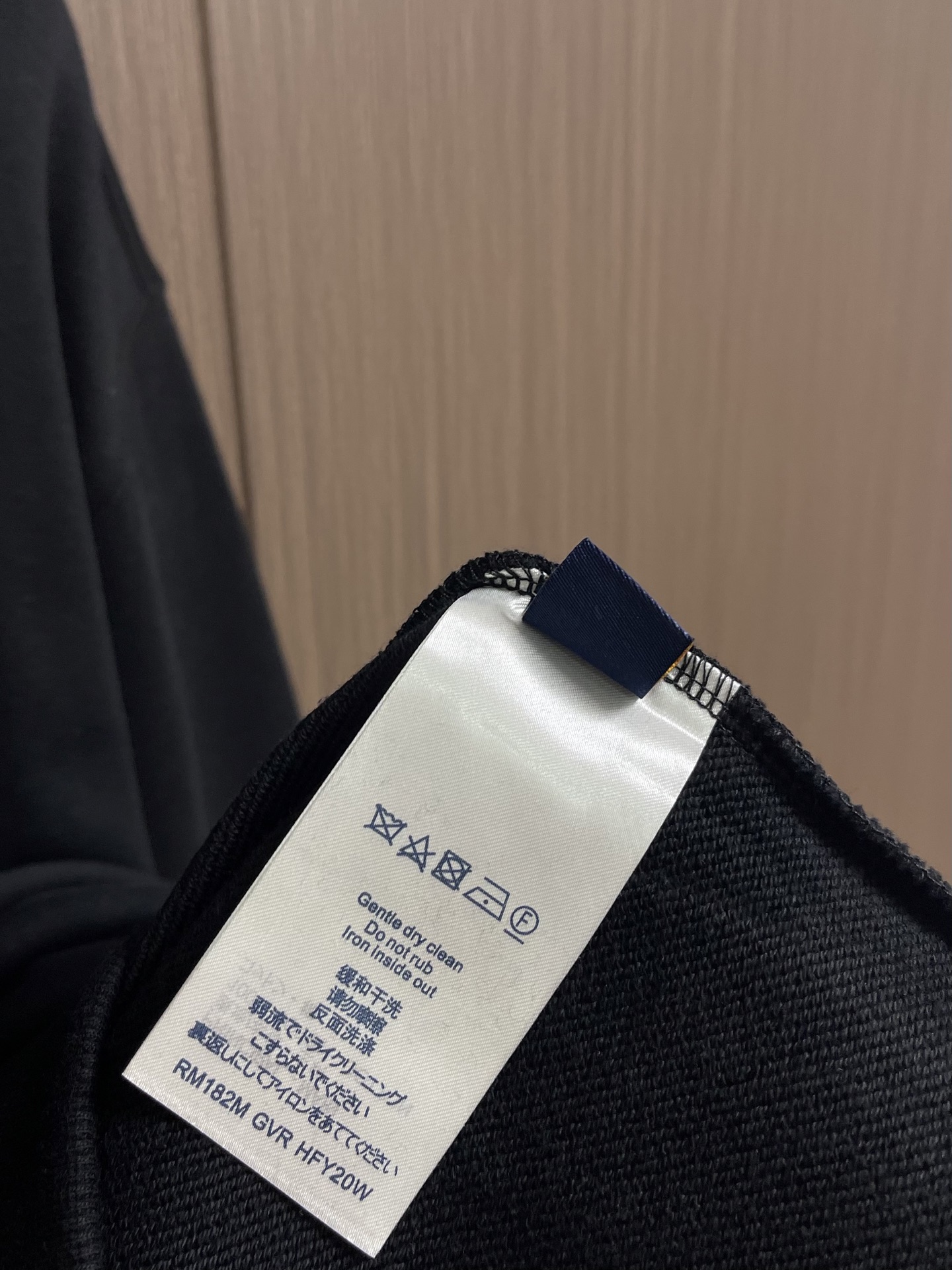 LV 刺绣长袖圆领卫衣,采用定制YB原生全棉面料,质地柔软透气,穿着舒适有型。oversized宽松版型结合圆领套头卫衣 LV 刺绣长袖圆领卫衣,采用定制YB原生全棉面料,质地柔软透气,穿着舒适有型。oversized宽松版型结合圆领套头卫衣