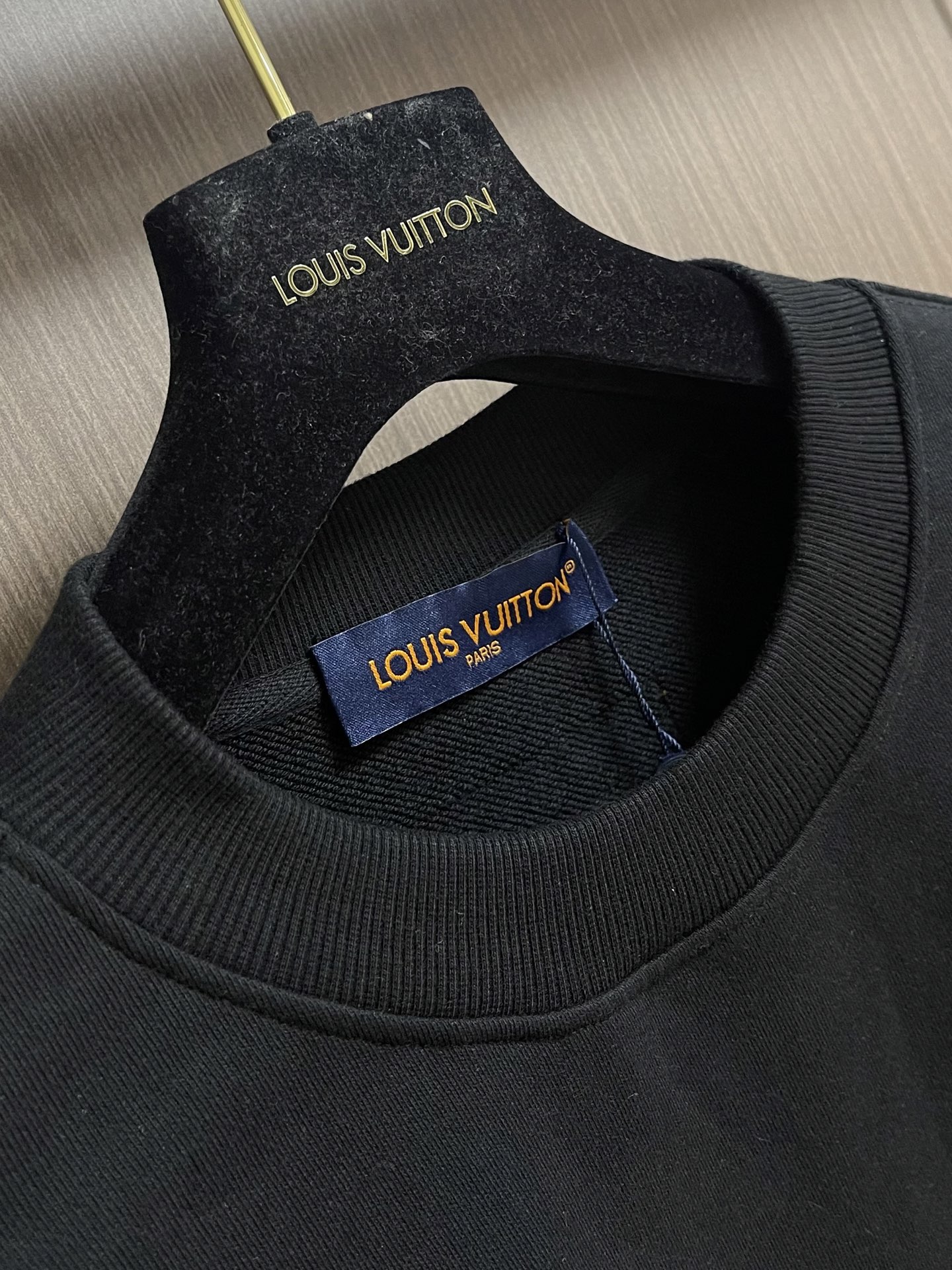 LV 刺绣长袖圆领卫衣,采用定制YB原生全棉面料,质地柔软透气,穿着舒适有型。oversized宽松版型结合圆领套头卫衣 LV 刺绣长袖圆领卫衣,采用定制YB原生全棉面料,质地柔软透气,穿着舒适有型。oversized宽松版型结合圆领套头卫衣