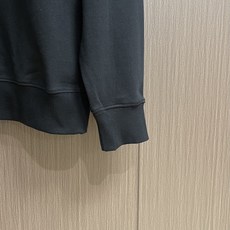 LV 刺绣长袖圆领卫衣,采用定制YB原生全棉面料,质地柔软透气,穿着舒适有型。oversized宽松版型结合圆领套头卫衣 LV 刺绣长袖圆领卫衣,采用定制YB原生全棉面料,质地柔软透气,穿着舒适有型。oversized宽松版型结合圆领套头卫衣