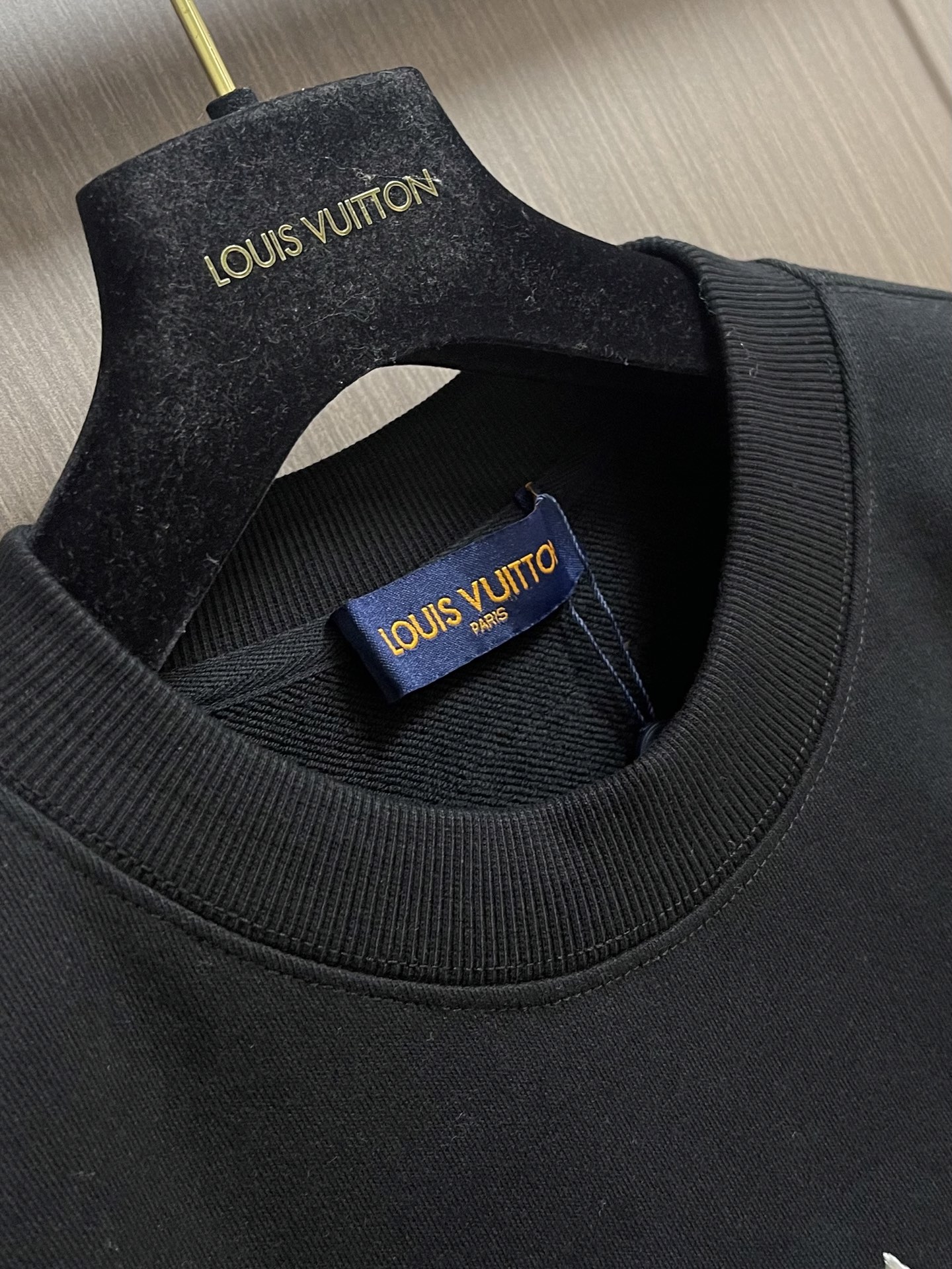 LV 手工刺绣运动卫衣,本款运动衫取材柔软棉布,为经典休闲设计注入瞩目格调。版型非常时尚显年轻的os版型,也是人人都需要 LV 手工刺绣运动卫衣,本款运动衫取材柔软棉布,为经典休闲设计注入瞩目格调。版型非常时尚显年轻的os版型,也是人人都需要