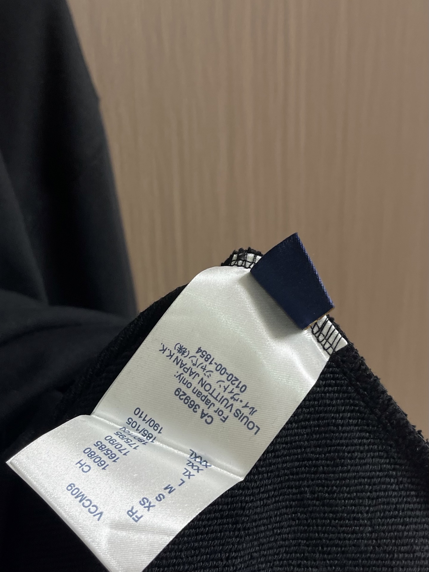 LV 手工刺绣运动卫衣,本款运动衫取材柔软棉布,为经典休闲设计注入瞩目格调。版型非常时尚显年轻的os版型,也是人人都需要 LV 手工刺绣运动卫衣,本款运动衫取材柔软棉布,为经典休闲设计注入瞩目格调。版型非常时尚显年轻的os版型,也是人人都需要