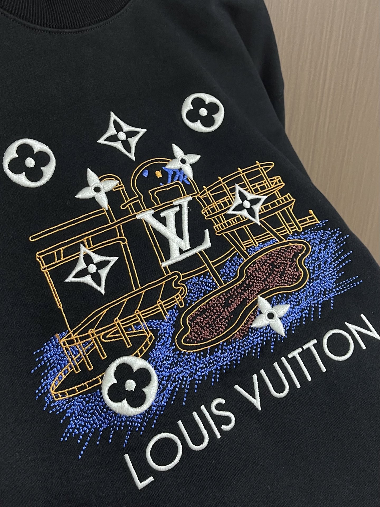 LV 手工刺绣运动卫衣,本款运动衫取材柔软棉布,为经典休闲设计注入瞩目格调。版型非常时尚显年轻的os版型,也是人人都需要 LV 手工刺绣运动卫衣,本款运动衫取材柔软棉布,为经典休闲设计注入瞩目格调。版型非常时尚显年轻的os版型,也是人人都需要
