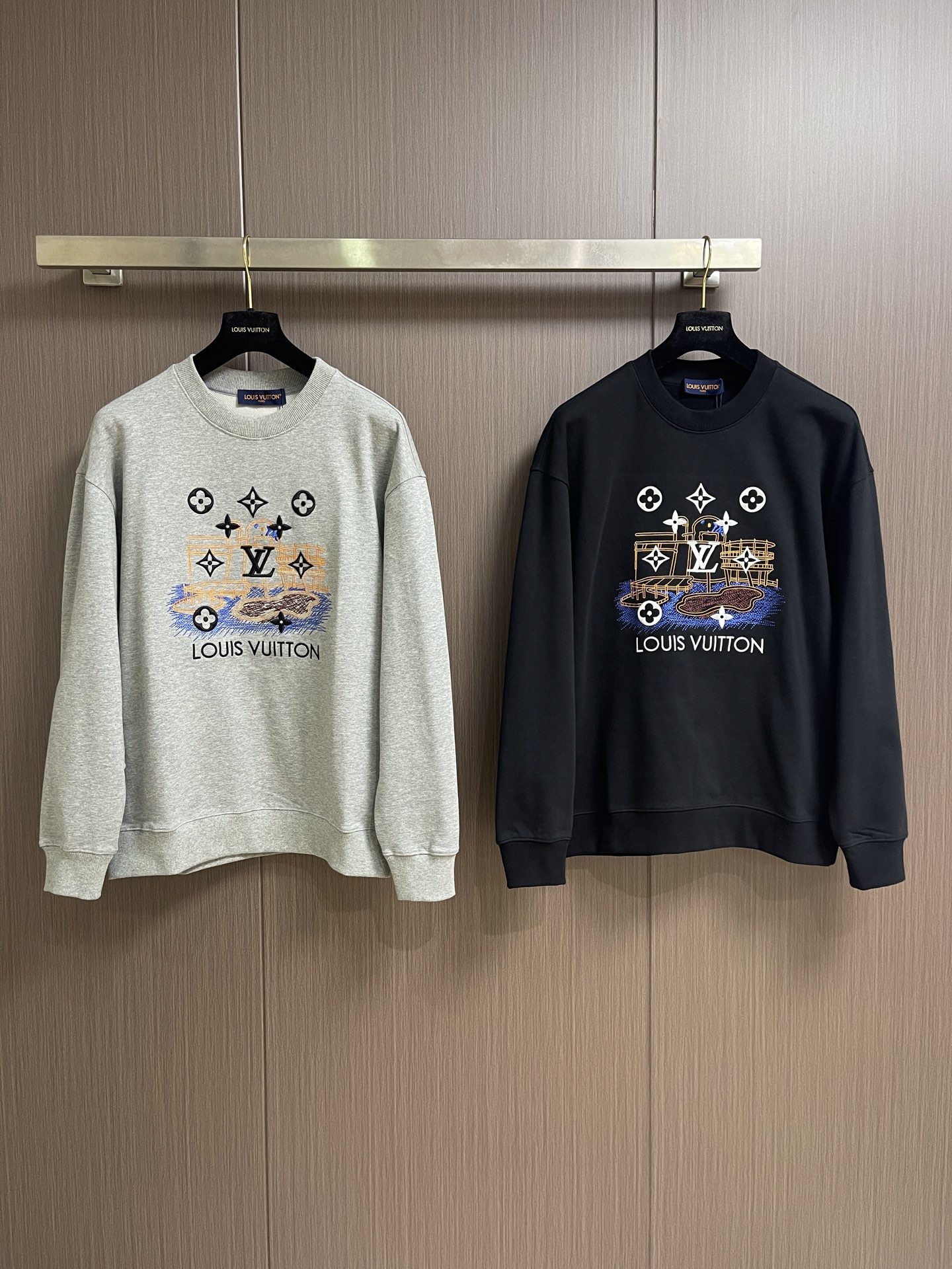 LV 手工刺绣运动卫衣,本款运动衫取材柔软棉布,为经典休闲设计注入瞩目格调。版型非常时尚显年轻的os版型,也是人人都需要 LV 手工刺绣运动卫衣,本款运动衫取材柔软棉布,为经典休闲设计注入瞩目格调。版型非常时尚显年轻的os版型,也是人人都需要