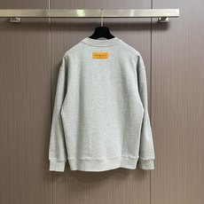 LV 手工刺绣运动卫衣,本款运动衫取材柔软棉布,为经典休闲设计注入瞩目格调。版型非常时尚显年轻的os版型,也是人人都需要 LV 手工刺绣运动卫衣,本款运动衫取材柔软棉布,为经典休闲设计注入瞩目格调。版型非常时尚显年轻的os版型,也是人人都需要