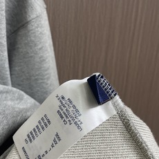 LV 手工刺绣运动卫衣,本款运动衫取材柔软棉布,为经典休闲设计注入瞩目格调。版型非常时尚显年轻的os版型,也是人人都需要 LV 手工刺绣运动卫衣,本款运动衫取材柔软棉布,为经典休闲设计注入瞩目格调。版型非常时尚显年轻的os版型,也是人人都需要