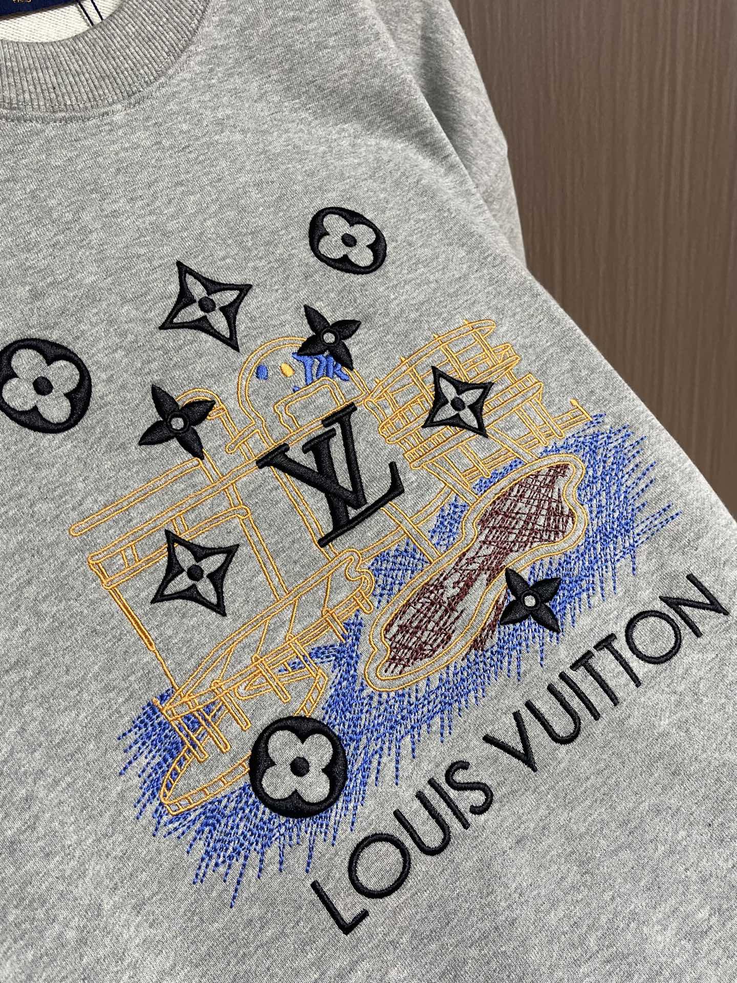 LV 手工刺绣运动卫衣,本款运动衫取材柔软棉布,为经典休闲设计注入瞩目格调。版型非常时尚显年轻的os版型,也是人人都需要 LV 手工刺绣运动卫衣,本款运动衫取材柔软棉布,为经典休闲设计注入瞩目格调。版型非常时尚显年轻的os版型,也是人人都需要