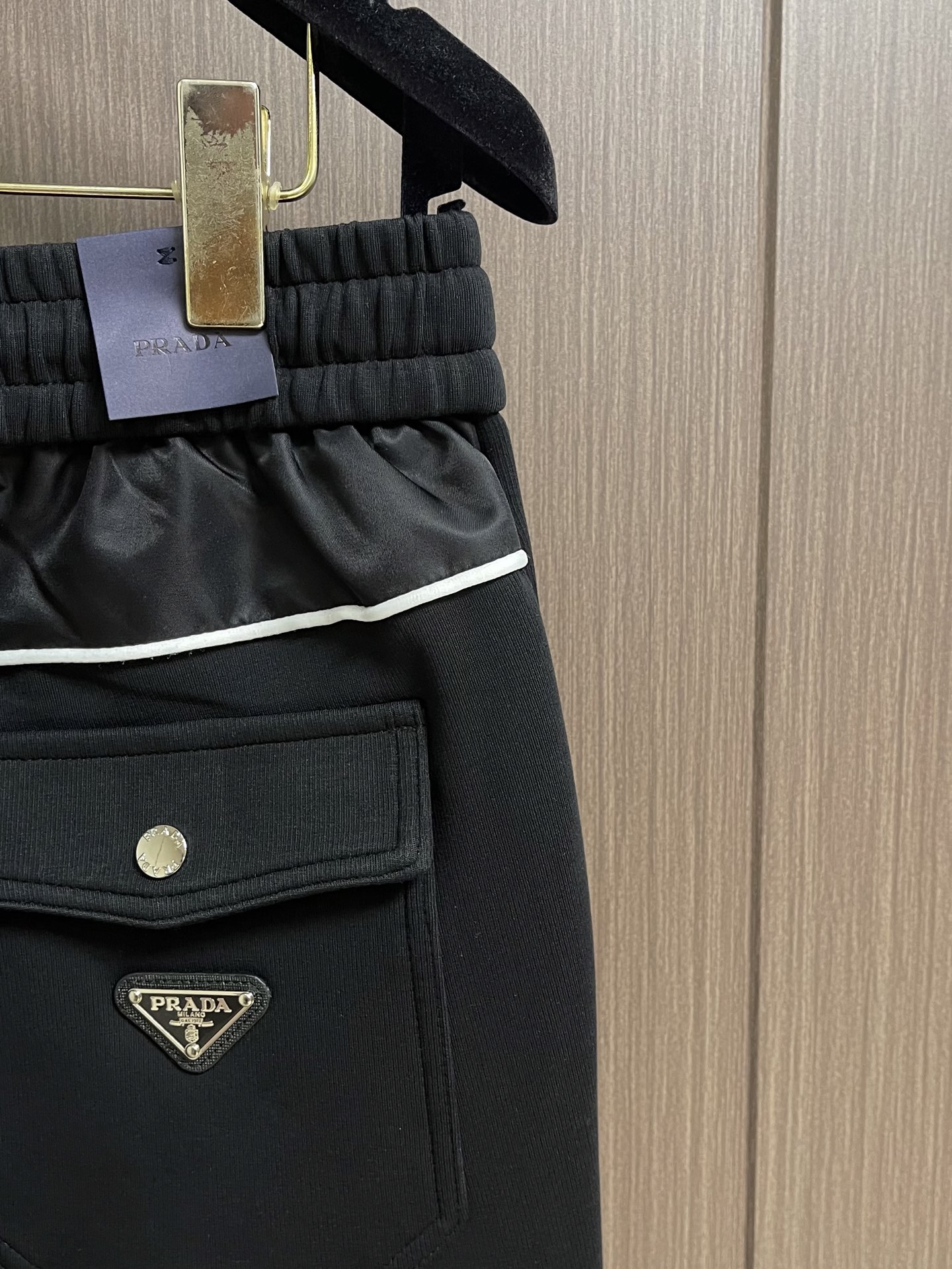 Prada 2026ss新款棉质抽绳直筒卫裤,经典的徽标带饰点缀,穿着舒适百搭永不过时无论跑步居家上班都搭配!客供进口毛 Prada 2026ss新款棉质抽绳直筒卫裤,经典的徽标带饰点缀,穿着舒适百搭永不过时无论跑步居家上班都搭配!客供进口毛