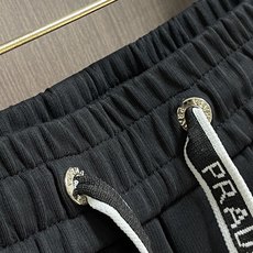 Prada 2026ss新款棉质抽绳直筒卫裤,经典的徽标带饰点缀,穿着舒适百搭永不过时无论跑步居家上班都搭配!客供进口毛 Prada 2026ss新款棉质抽绳直筒卫裤,经典的徽标带饰点缀,穿着舒适百搭永不过时无论跑步居家上班都搭配!客供进口毛