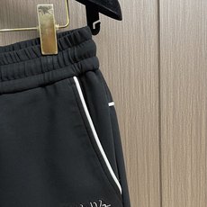 Prada 2026ss新款棉质抽绳直筒卫裤,经典的徽标带饰点缀,穿着舒适百搭永不过时无论跑步居家上班都搭配!客供进口毛 Prada 2026ss新款棉质抽绳直筒卫裤,经典的徽标带饰点缀,穿着舒适百搭永不过时无论跑步居家上班都搭配!客供进口毛