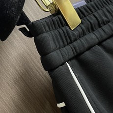 Prada 2026ss新款棉质抽绳直筒卫裤,经典的徽标带饰点缀,穿着舒适百搭永不过时无论跑步居家上班都搭配!客供进口毛 Prada 2026ss新款棉质抽绳直筒卫裤,经典的徽标带饰点缀,穿着舒适百搭永不过时无论跑步居家上班都搭配!客供进口毛