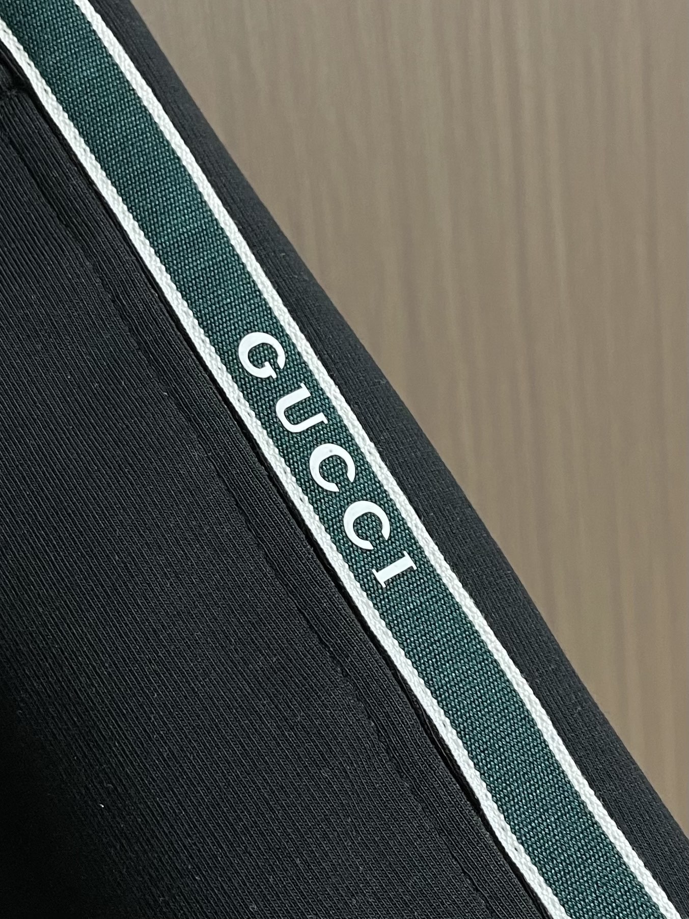 Gucci 男士新款侧边撞色织带休闲卫裤。两侧拼接撞色设计,很有时代气息 立体修身裁剪版型,休闲外出,居家都是最佳的搭配 Gucci 男士新款侧边撞色织带休闲卫裤。两侧拼接撞色设计,很有时代气息 立体修身裁剪版型,休闲外出,居家都是最佳的搭配