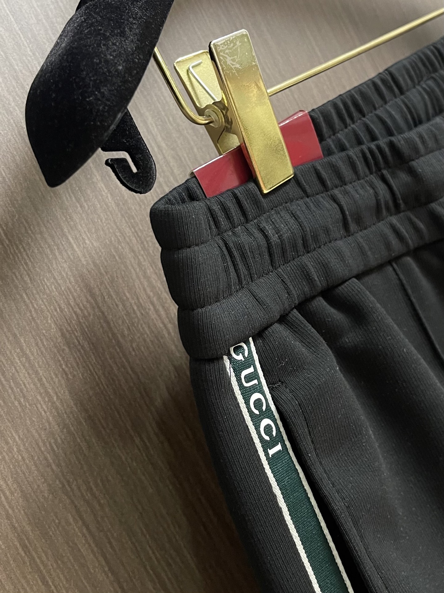 Gucci 男士新款侧边撞色织带休闲卫裤。两侧拼接撞色设计,很有时代气息 立体修身裁剪版型,休闲外出,居家都是最佳的搭配 Gucci 男士新款侧边撞色织带休闲卫裤。两侧拼接撞色设计,很有时代气息 立体修身裁剪版型,休闲外出,居家都是最佳的搭配