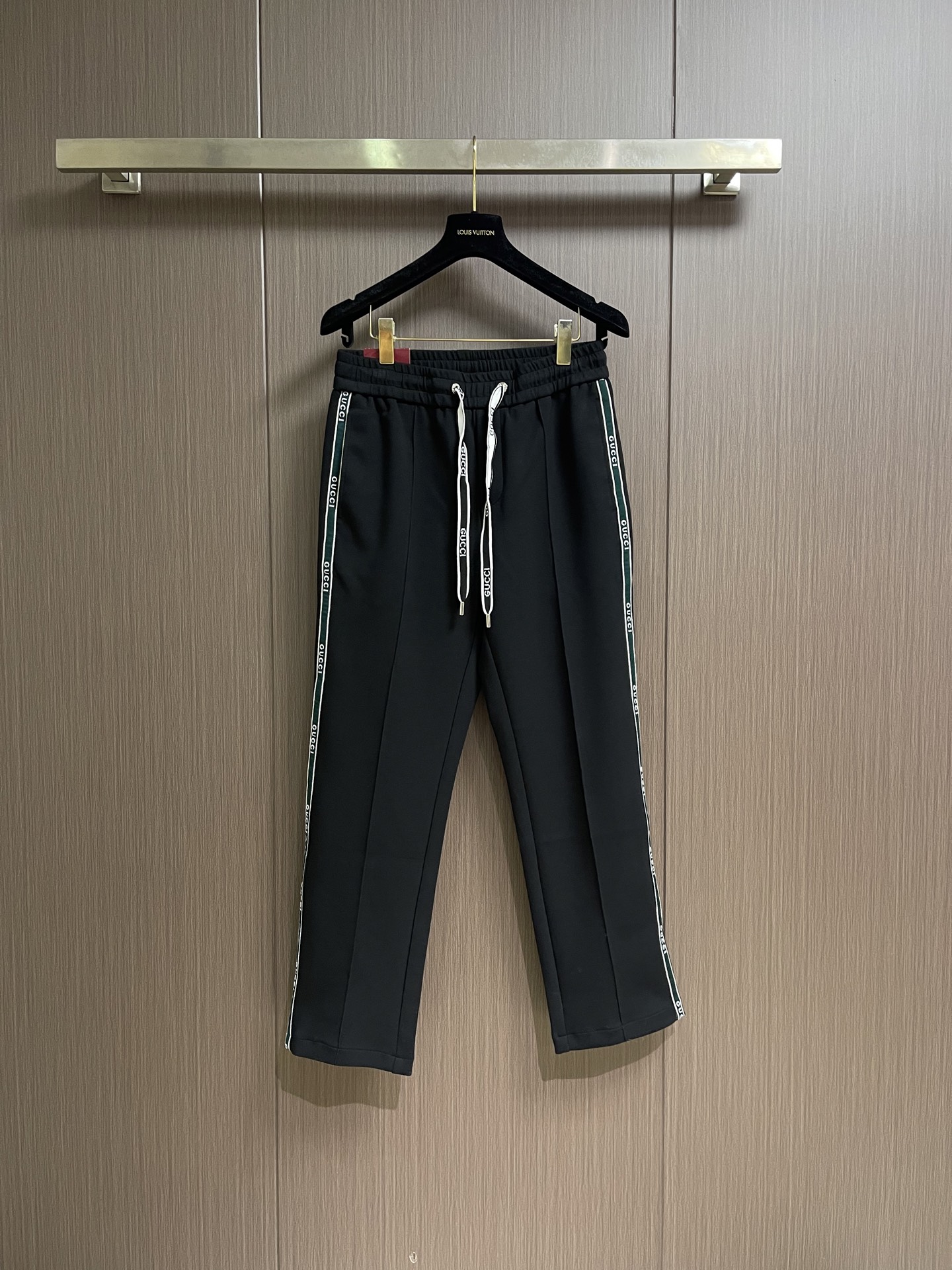 Gucci 男士新款侧边撞色织带休闲卫裤。两侧拼接撞色设计，很有时代气息 立体修身裁剪版型，休闲外出，居家都是最佳的搭配