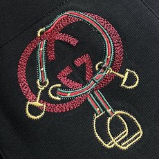 Gucci 男士新款侧边撞色织带休闲卫裤。两侧拼接撞色设计,很有时代气息 立体修身裁剪版型,休闲外出,居家都是最佳的搭配 Gucci 男士新款侧边撞色织带休闲卫裤。两侧拼接撞色设计,很有时代气息 立体修身裁剪版型,休闲外出,居家都是最佳的搭配