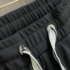Gucci 男士新款侧边撞色织带休闲卫裤。两侧拼接撞色设计,很有时代气息 立体修身裁剪版型,休闲外出,居家都是最佳的搭配 Gucci 男士新款侧边撞色织带休闲卫裤。两侧拼接撞色设计,很有时代气息 立体修身裁剪版型,休闲外出,居家都是最佳的搭配