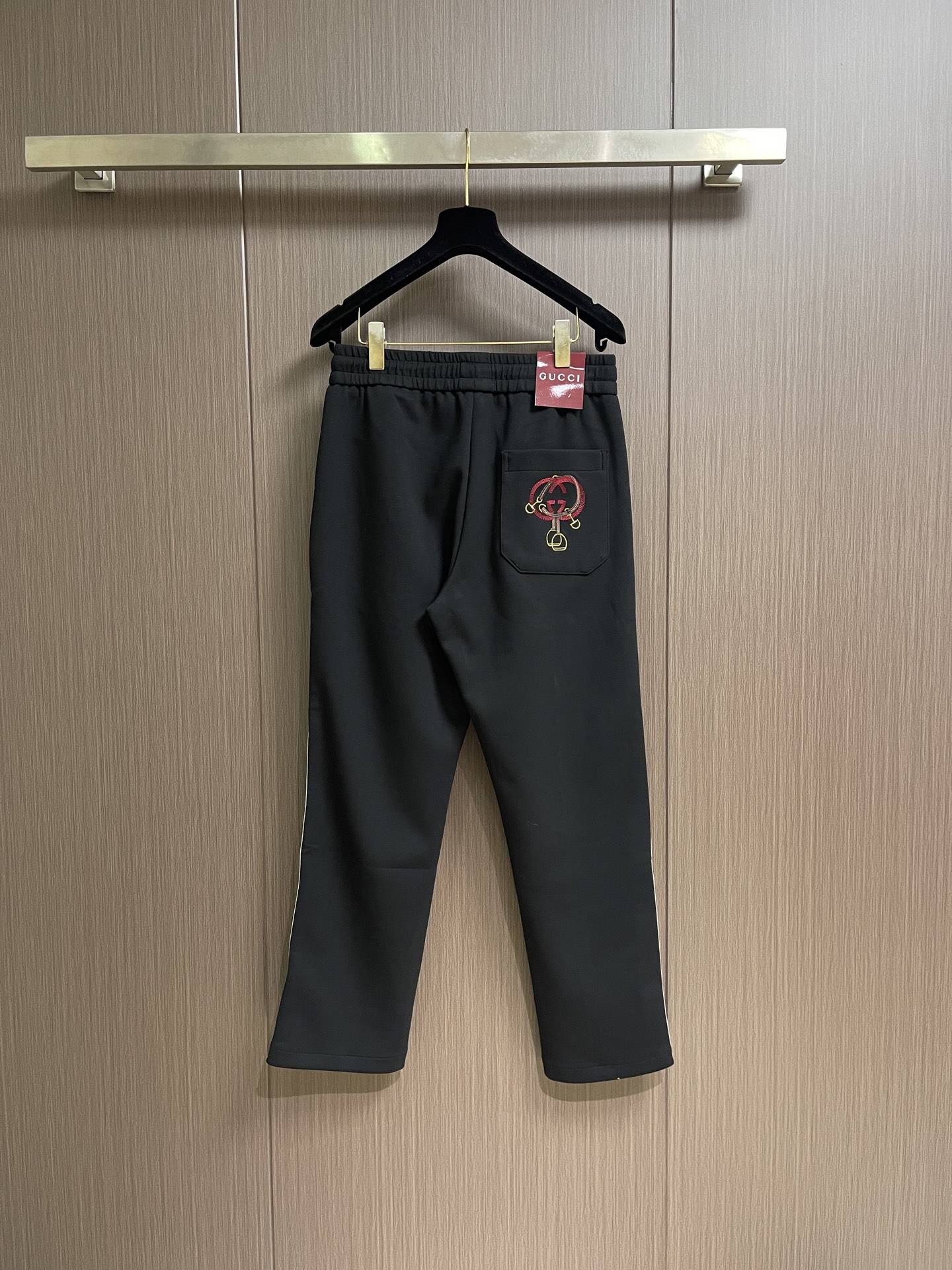 Gucci 男士新款侧边撞色织带休闲卫裤。两侧拼接撞色设计,很有时代气息 立体修身裁剪版型,休闲外出,居家都是最佳的搭配 Gucci 男士新款侧边撞色织带休闲卫裤。两侧拼接撞色设计,很有时代气息 立体修身裁剪版型,休闲外出,居家都是最佳的搭配