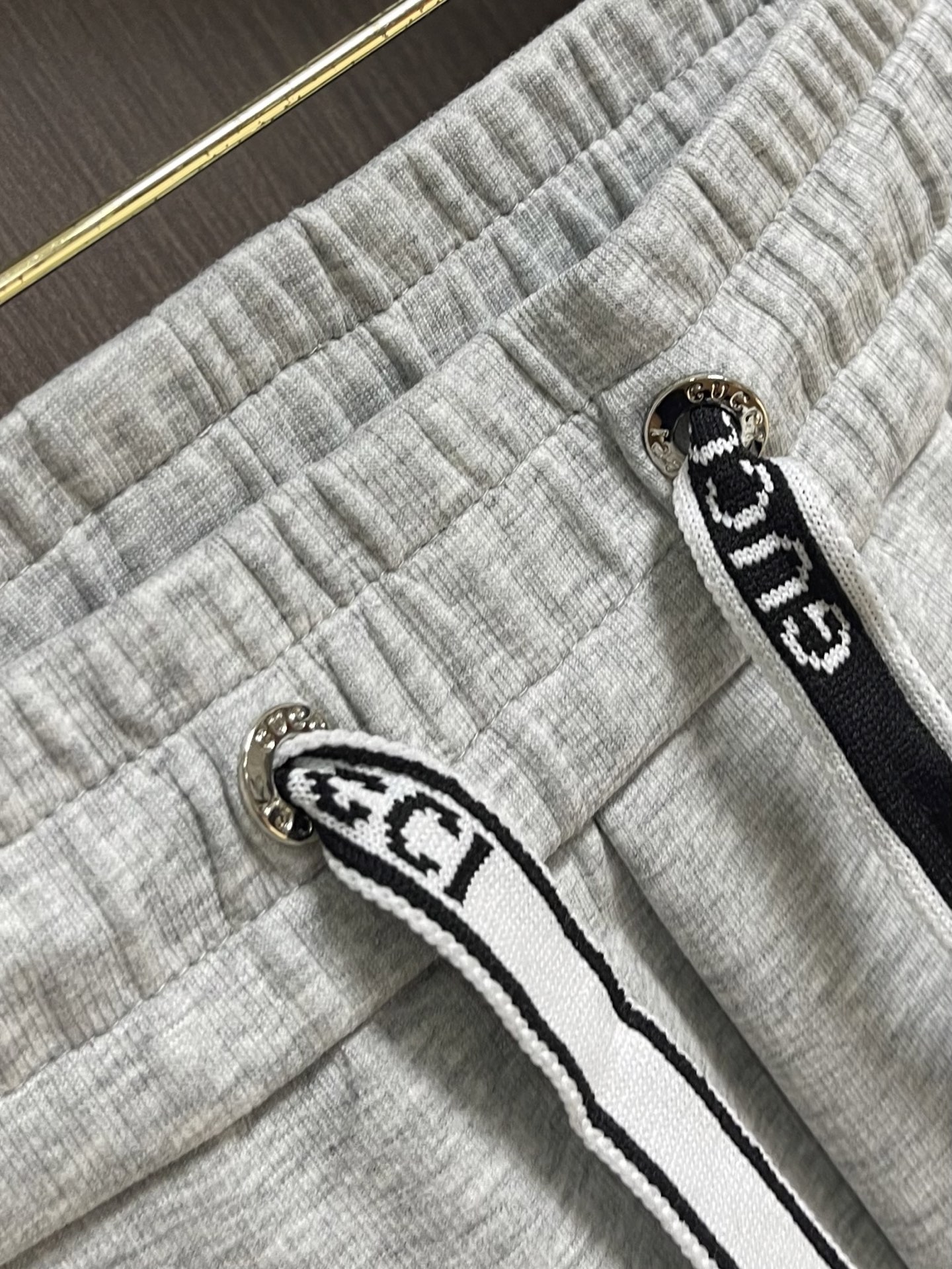 Gucci 男士新款侧边撞色织带休闲卫裤。两侧拼接撞色设计,很有时代气息 立体修身裁剪版型,休闲外出,居家都是最佳的搭配 Gucci 男士新款侧边撞色织带休闲卫裤。两侧拼接撞色设计,很有时代气息 立体修身裁剪版型,休闲外出,居家都是最佳的搭配