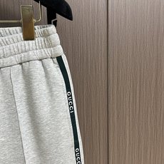 Gucci 男士新款侧边撞色织带休闲卫裤。两侧拼接撞色设计,很有时代气息 立体修身裁剪版型,休闲外出,居家都是最佳的搭配 Gucci 男士新款侧边撞色织带休闲卫裤。两侧拼接撞色设计,很有时代气息 立体修身裁剪版型,休闲外出,居家都是最佳的搭配