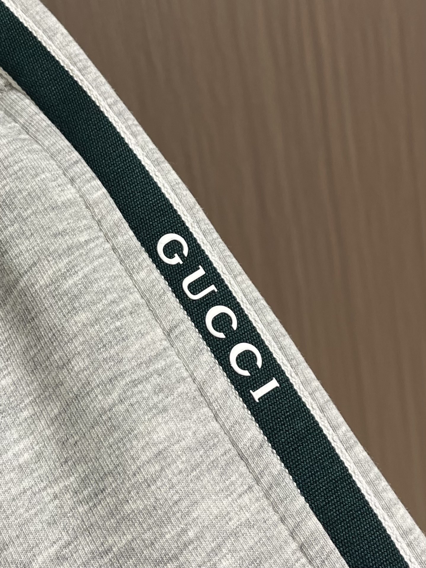 Gucci 男士新款侧边撞色织带休闲卫裤。两侧拼接撞色设计,很有时代气息 立体修身裁剪版型,休闲外出,居家都是最佳的搭配 Gucci 男士新款侧边撞色织带休闲卫裤。两侧拼接撞色设计,很有时代气息 立体修身裁剪版型,休闲外出,居家都是最佳的搭配