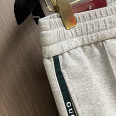 Gucci 男士新款侧边撞色织带休闲卫裤。两侧拼接撞色设计,很有时代气息 立体修身裁剪版型,休闲外出,居家都是最佳的搭配 Gucci 男士新款侧边撞色织带休闲卫裤。两侧拼接撞色设计,很有时代气息 立体修身裁剪版型,休闲外出,居家都是最佳的搭配