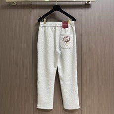 Gucci 男士新款侧边撞色织带休闲卫裤。两侧拼接撞色设计,很有时代气息 立体修身裁剪版型,休闲外出,居家都是最佳的搭配 Gucci 男士新款侧边撞色织带休闲卫裤。两侧拼接撞色设计,很有时代气息 立体修身裁剪版型,休闲外出,居家都是最佳的搭配