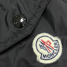 Moncler 毛织拼接尼龙拉链开衫毛衣,主体采用优质羊毛纱线织造,纱线纤维抱合紧密,布面肌理细腻饱满。羊毛自带优异的锁 Moncler 毛织拼接尼龙拉链开衫毛衣,主体采用优质羊毛纱线织造,纱线纤维抱合紧密,布面肌理细腻饱满。羊毛自带优异的锁